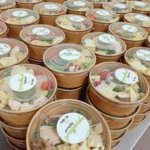 Pakowanie sałatek (catering dla sklepów zabka)