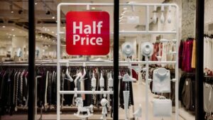 Modivo (Half Price) Працівник складу одягу та взуття