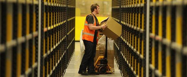 Pracownik magazynu paczek WWS Inpost