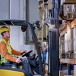 Работник c UDT I на высокий склад канцтоваров