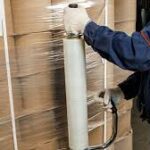 Работник склада на производстве полуфабрикатов