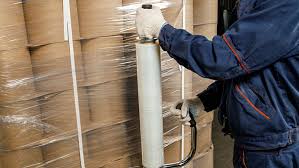 Работник склада на производстве полуфабрикатов