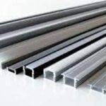 Pracownik produkcji profili aluminiowych