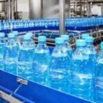 Pracownik przy produkcji wody mineralnej