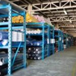 Pracownik w magazynie tekstyliów