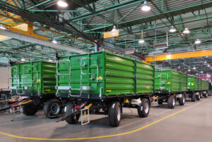 ZASŁAW TSS, Andrychów Работник покрасочного цеха на производстве автомобильных прицепов