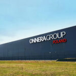 Operator maszyny Onnera zajmujący się produkcją pralek, przemysłowych urządzeń chłodniczych.