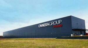 Operator maszyny Onnera zajmujący się produkcją pralek, przemysłowych urządzeń chłodniczych.