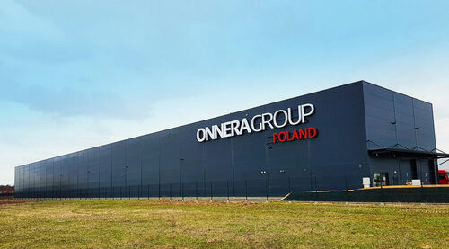 Operator maszyny Onnera zajmujący się produkcją pralek, przemysłowych urządzeń chłodniczych.