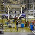 Pracownik w fabryce montażu samochodów ręcznych