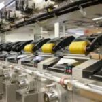 Pracownik nóg w fabryce nici