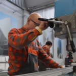 Pracownik zakładu produkcji profili w Goleszowie