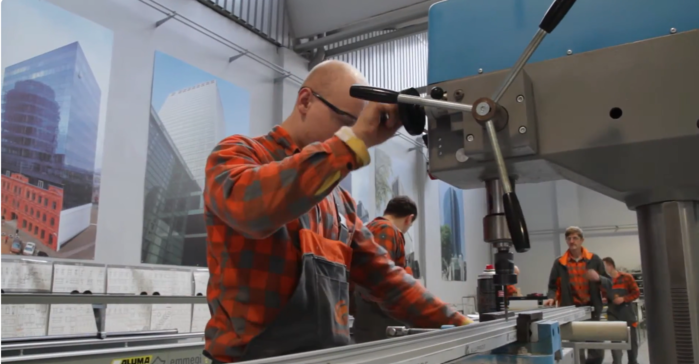 Pracownik zakładu produkcji profili w Goleszowie