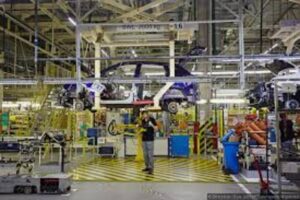 Pracownik w fabryce montażu samochodów ręcznych