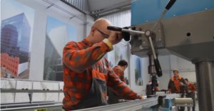 Pracownik zakładu produkcji profili w Goleszowie