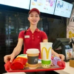 Pracownik fast foodu w Nowym Dworze Gdańskim.
