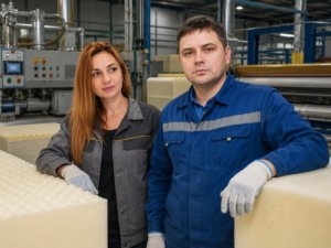 Pracownik produkcji pianki syntetycznej NMC