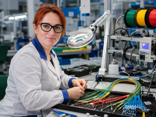 Huber Suhner Tczew Pracownik produkcji kabli światłowodowych i elektroniki